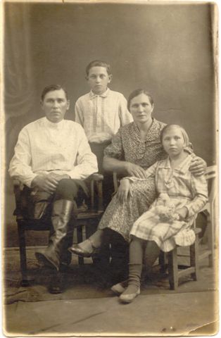 Василий Прокофьевич и Зинаида Стефановна с детьми Иваном (Гришкой) и Ниной. Колыма, 1937 год